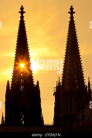 Die Sonne scheint durch einen der beiden Türme des Kölner Doms, Deutschland, Europa Stockfoto