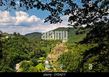 Panoramablick auf die beiden Schlösser Oberburg und Niederburg von Manderscheid, Eifel, Deutschland, Europa Stockfoto