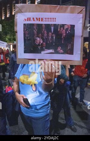 Rom, Italien. Oktober 2024. Ein Demonstrant zeigt Netanjahus Foto und die Schande! Während der Demonstration als Reaktion auf den internationalen Aufruf der #StopBotschaften am "Freitag der Wut" für Gaza, gegen den anhaltenden Völkermord im Norden Gazastreifens zu protestieren und eine Einstellung der Waffenlieferungen an Israel zu fordern, die von der palästinensischen Studentenbewegung in der Nähe der US-Botschaft in Rom organisiert wird. Auf der ganzen Welt haben zahlreiche Proteste stattgefunden, um auf den Aufruf der Hamas-Bewegung zu reagieren, die "˜die arabischen und islamischen Massen und die freien Menschen der Welt" eingeladen hat, sich aktiv zu beteiligen Stockfoto