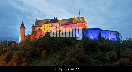 Schloss Vianden, beleuchtet in den Farben der luxemburgischen Flagge am Nationalfeiertag, Vianden Stockfoto