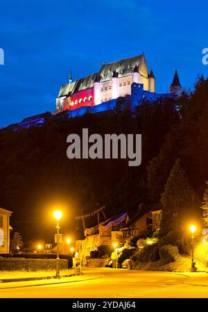 Schloss Vianden, beleuchtet in den Farben der luxemburgischen Flagge am Nationalfeiertag, Vianden Stockfoto