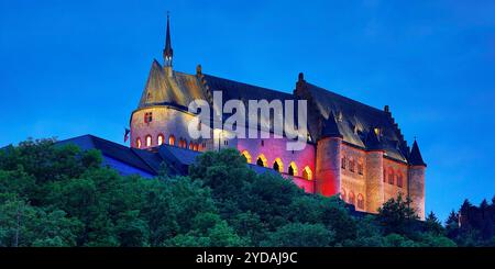 Schloss Vianden, beleuchtet in den Farben der luxemburgischen Flagge am Nationalfeiertag, Vianden Stockfoto