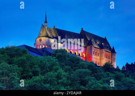 Schloss Vianden, beleuchtet in den Farben der luxemburgischen Flagge am Nationalfeiertag, Vianden Stockfoto