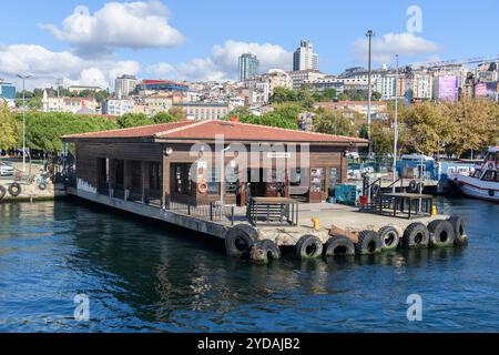 ISTANBUL, TÜRKEI - 20. OKTOBER 2024: Blick auf den Fährhafen Kasimpasa vom Meer in Istanbul Stockfoto