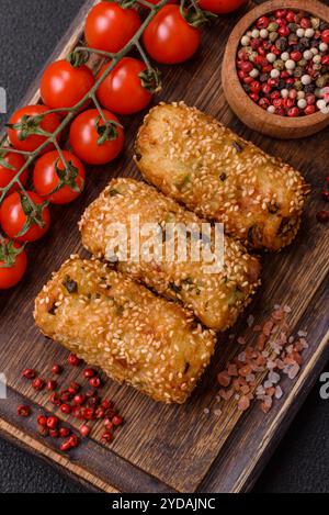 Köstliches deftiges vegetarisches oder veganes Gericht in Form von Schnitzeln oder Patties Stockfoto