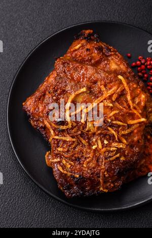 Köstliche Schweinerippchen oder Rindfleisch, gebacken auf dem Grill mit Salz, Gewürzen und Kräutern Stockfoto