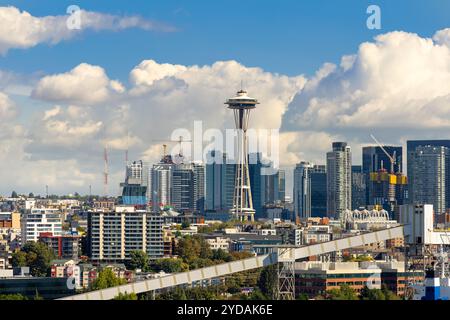 Seattle, Washington, USA - 20. September 2024: Stadt Seattle, Washington, Skyline mit der Space Needle und Wolken an einem sonnigen Tag. Stockfoto