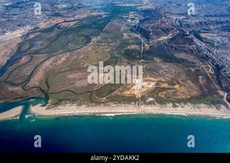 San Diego, USA. Oktober 2024. Luftaufnahmen der Tijuana-Mündung, einer der am stärksten verschmutzten Wasserstraßen in den Vereinigten Staaten. Der Fluss Tijuana endet an der Mündung im Pazifischen Ozean. Nach Angaben der San Diego State University haben in den letzten fünf Jahren mehr als 100 Milliarden Liter unbehandeltes Abwasser, Industrieabfall und städtischer Abfluss durch die Mündung in den Pazifischen Ozean geleitet. Oktober 2024. (Matthew Bowler/KPBS/SIPA USA) **KEINE VERKÄUFE IN SAN DIEGO-SAN DIEGO DIEGO OUT** Guthaben: SIPA USA/Alamy Live News Stockfoto