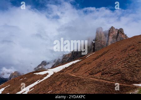 Morgennebel in den Dolomiten in Südtirol, Italien. Stockfoto