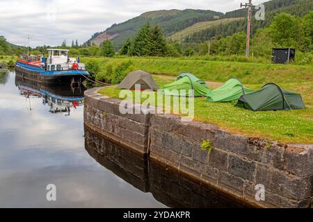 Tolle Glen Way Wanderzelte und das Eagle Barge Inn in Laggan Locks Stockfoto