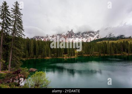 Bewölkter Himmel über dem Karersee in Südtirol, Italien. Stockfoto