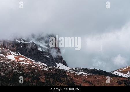 Morgennebel in den Dolomiten in Südtirol, Italien. Stockfoto