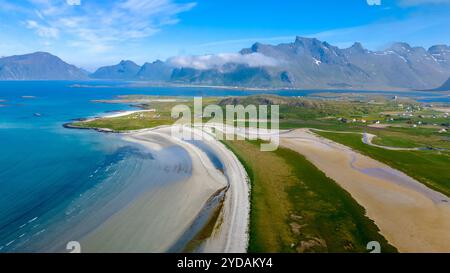 Luftaufnahme eines abgelegenen Strandes in Norwegen, Kolbeinsanden Beach, Lofoten Stockfoto