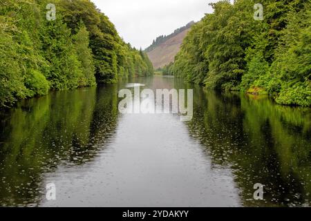 Der spektakuläre Abschnitt des Caledonian Canal, bekannt als Laggan Avenue Stockfoto