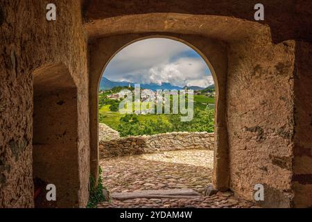 Panoramablick vom Schloss PrÃ¶sels auf das Dorf FiÃ¨ am Schlern (VÃ¶LS am Schlern) in den Dolomiten in Südtirol, Ital Stockfoto