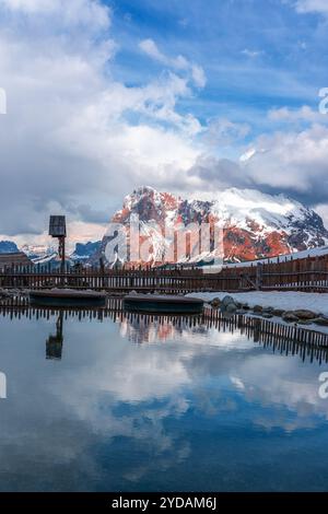 Panoramablick auf die Langkofelgruppe von der Seiser Alm in den Dolomiten in Südtirol, Italien. Stockfoto