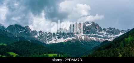 Panoramablick auf das Bergmassiv der Rosengartengruppe in den Dolomiten in Südtirol, Italien. Stockfoto