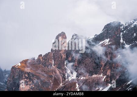 Morgennebel in den Dolomiten in Südtirol, Italien. Stockfoto