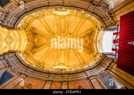 Innenraum der Kirche der Geistlichen (Igreja dos Clerigos), Porto, Portugal. Stockfoto