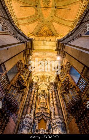 Innenraum der Kirche der Geistlichen (Igreja dos Clerigos), Porto, Portugal. Stockfoto