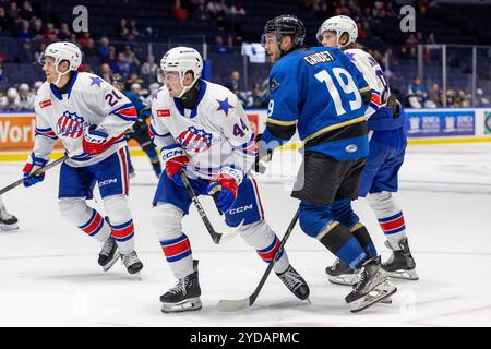 Rochester, New York, USA. Oktober 2024. Rochester Americans Stürmer Tyson Kozak (44) skatet in der dritten Periode in einem Spiel gegen die Cleveland Monsters. Die Rochester Americans veranstalteten die Belleville Senators in einem Spiel der American Hockey League in der Blue Cross Arena in Rochester, New York. (Jonathan Tenca/CSM). Quelle: csm/Alamy Live News Stockfoto