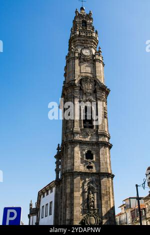 Glockenturm der Kirche der Geistlichen (Igreja dos Clerigos), Porto, Portugal. Stockfoto