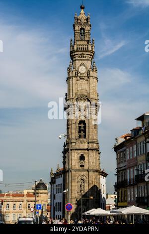 Glockenturm der Kirche der Geistlichen (Igreja dos Clerigos), Porto, Portugal. Stockfoto