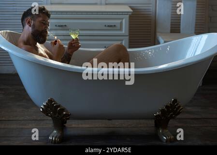 Guten Morgen. Mann in der Morgenbadewanne. Morgenhygiene. Morgenroutine für Guy. Viel Spaß beim Aufwachen. Stockfoto