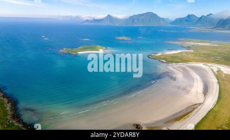 Luftaufnahme eines Sandstrands in Norwegen, Kolbeinsanden Beach, Lofoten Stockfoto