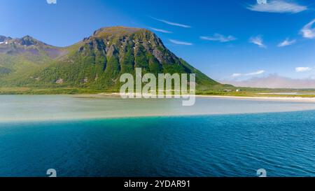 Ruhiger Blick auf die Berge im norwegischen Fjord, Lofoten Norwegen Stockfoto