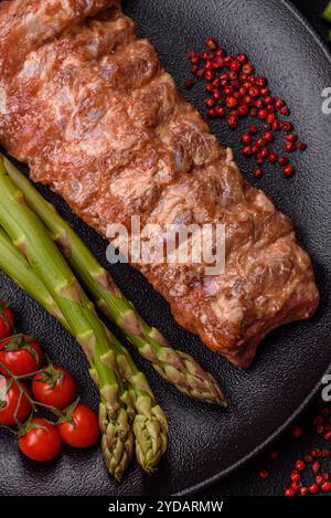 Rohe Schweinerippchen, mariniert mit Salz, Gewürzen und Kräutern Stockfoto