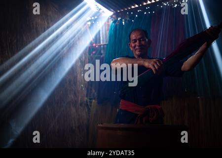 Das Kochen des Flachsbaums ist der erste Schritt beim Färben in verschiedene Farben, um Matten zu weben. Stockfoto
