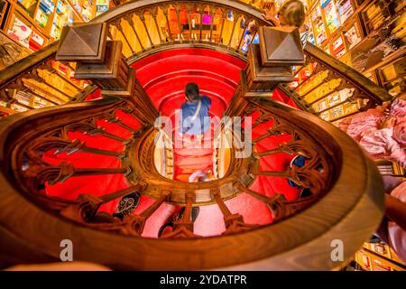 Verzierte Treppe im Lello Bookshop (Livraria Lello) oder Harry Potter's Bookstore, Porto Portugal. Stockfoto