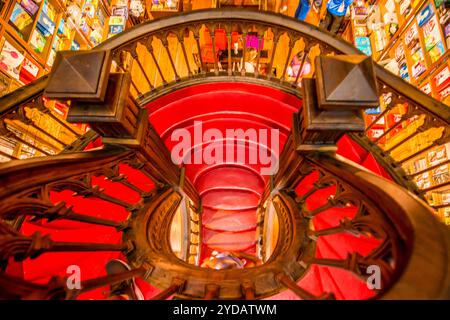 Verzierte Treppe im Lello Bookshop (Livraria Lello) oder Harry Potter's Bookstore, Porto Portugal. Stockfoto