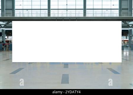 Große Nachbildung von leeren Plakatwänden oder Werbe-Leuchtkästen für Ihre Textnachrichten oder Medieninhalte am Bahnhof in der Stadt, im Werbe- oder Markierungsbereich Stockfoto