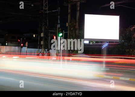 Leere Reklametafeln auf der City Street. Außenwerbung. Leere Werbetafel auf der Straße in der Stadt bei Nacht. Leere led-Werbetafel, weißer Bildschirm, Seitenstraße i Stockfoto