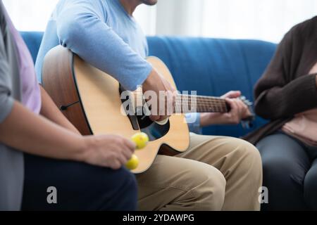 Freunde alter Menschen, um sich am Wochenende zu entspannen, treffen sich zu Aktivitäten Stockfoto