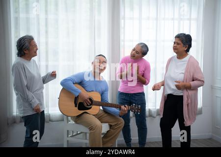 Freunde alter Menschen, um sich am Wochenende zu entspannen, treffen sich zu Aktivitäten Stockfoto