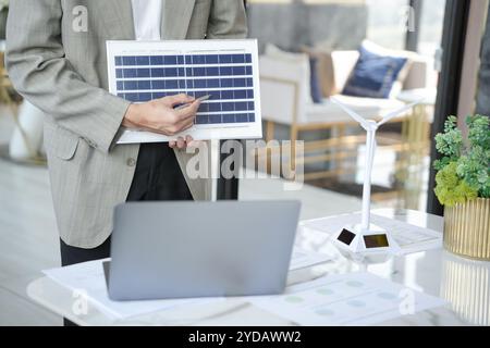 Solarpaneele grüne Energie Geschäftsmann Arbeit grün umweltfreundlich Büro Geschäft kreative Idee Planung Bio Wirtschaft für Unternehmen Stockfoto