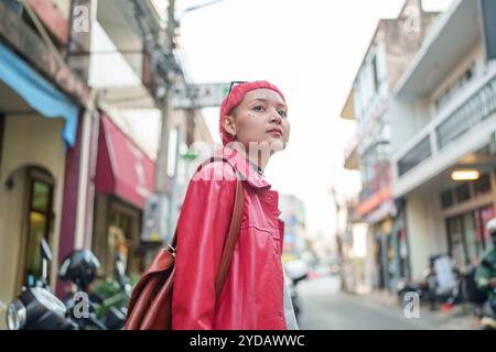 Gen z Mädchen Ledermode mit Punk asiatische Frau Tourist der lokalen Stadt Südostasien Reise trendige rosa Frisur junge Frau Stockfoto