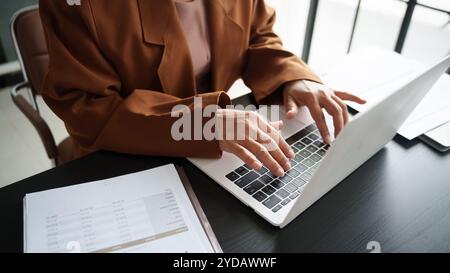 Reifes Geschäft asiatischer womanÂ Unternehmer im Büro mit Laptop. 60er Jahre businesswomanÂ mit Technologie asiatische Seniorin Stockfoto