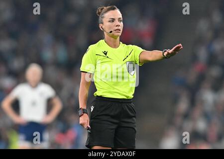 Schiedsrichterin Marta Huerta de AZA (Match Referee) Gesten während des Internationalen Freundschaftsspiels zwischen England Frauen und Deutschland im Wembley Stadium, London am Freitag, den 25. Oktober 2024. (Foto: Kevin Hodgson | MI News) Credit: MI News & Sport /Alamy Live News Stockfoto