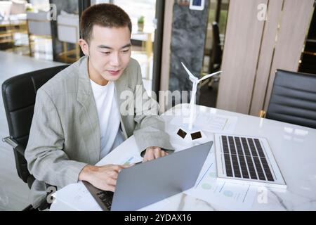 Solarpaneele grüne Energie Geschäftsmann Arbeit grün umweltfreundlich Büro Geschäft kreative Idee Planung Bio Wirtschaft für Unternehmen Stockfoto