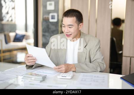 Zuversichtlicher asiatischer Geschäftsmann Prüfer oder Mitarbeiter des internen Steuerdienstes, die Jahresabschlüsse prüfen Unternehmen Audit Â ACCO Stockfoto