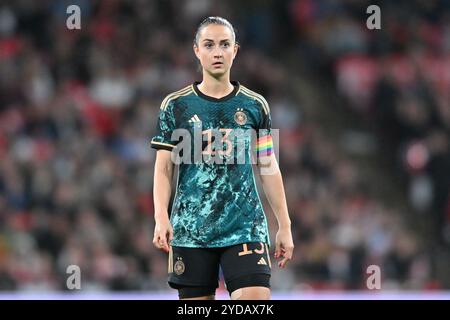 Sara Dabritz (13 Deutschland) sieht beim Internationalen Freundschaftsspiel zwischen England Frauen und Deutschland am Freitag, den 25. Oktober 2024, im Wembley Stadium in London an. (Foto: Kevin Hodgson | MI News) Credit: MI News & Sport /Alamy Live News Stockfoto