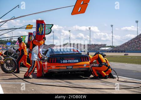 Brad Keselowski und die Crew der NASCAR Cup Series machen einen Boxenstopp für die Ally 400 im Libanon, TN, USA. Stockfoto