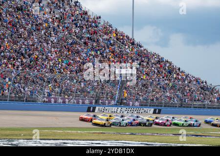 Brad Keselowski, Fahrer der NASCAR Cup Series, wird im Libanon, TN, USA um die Position des Ally 400 gekämpft. Stockfoto