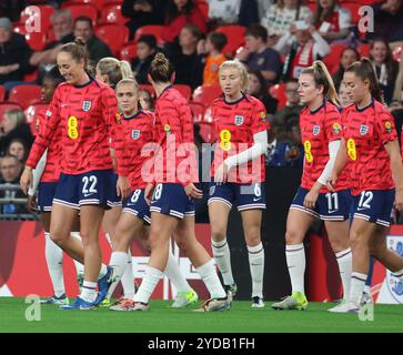 London, Großbritannien. Oktober 2024. Lucy Parker (Aston Villa) von England Women (22) während des Vorspiels während des Women's Senior International Match zwischen England Women gegen Germany Women im Wembley Stadion, London am 25. Oktober 2024 Credit: Action Foto Sport/Alamy Live News Stockfoto