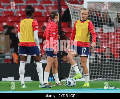 London, Großbritannien. Oktober 2024. Aggie Beever-Jones (Chelsea) of England Women(17) während des Vorspiels während des Women's Senior International Match zwischen England Frauen und Deutschland Frauen im Wembley Stadion, London am 25. Oktober 2024 Credit: Action Foto Sport/Alamy Live News Stockfoto