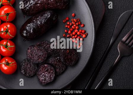 Köstliche Schwarzblutwurst oder Schwarzpudding mit Gewürzen Stockfoto